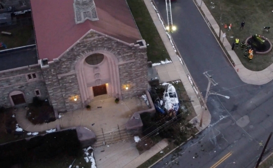 Helikopter Medis Jatuh Dekat Gereja, 4 Penumpang Termasuk Balita Selamat