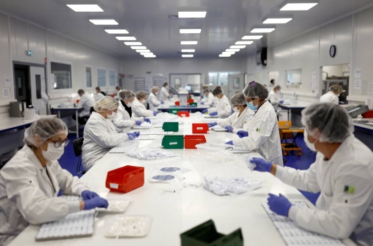 Intip Pabrik Perakitan Alat Tes Mandiri Covid-19 di Prancis