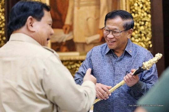 Penampakan Keris Emas Diberikan Menhan Prabowo ke Tiga Jenderal dan Laksamana TNI