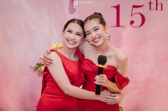 Pesona Sandrinna di Ultah ke 15, Pakai Gaun Merah Cantiknya Kebangetan