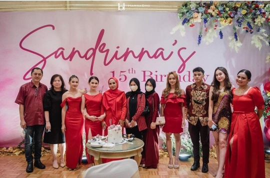 Pesona Sandrinna di Ultah ke 15, Pakai Gaun Merah Cantiknya Kebangetan