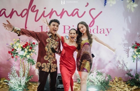 Pesona Sandrinna di Ultah ke 15, Pakai Gaun Merah Cantiknya Kebangetan