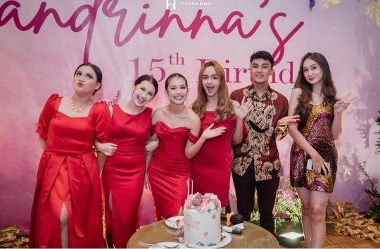 Pesona Sandrinna di Ultah ke 15, Pakai Gaun Merah Cantiknya Kebangetan