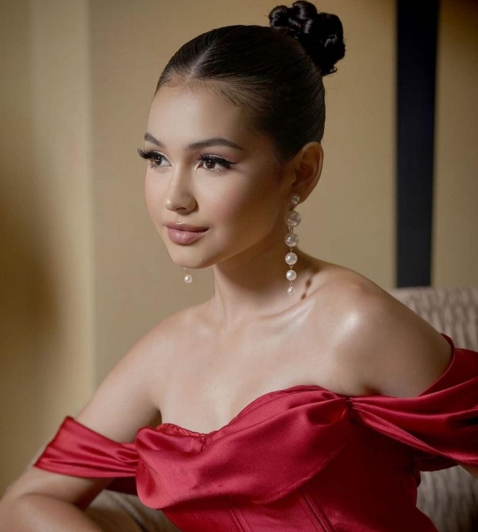 Pesona Sandrinna di Ultah ke 15, Pakai Gaun Merah Cantiknya Kebangetan