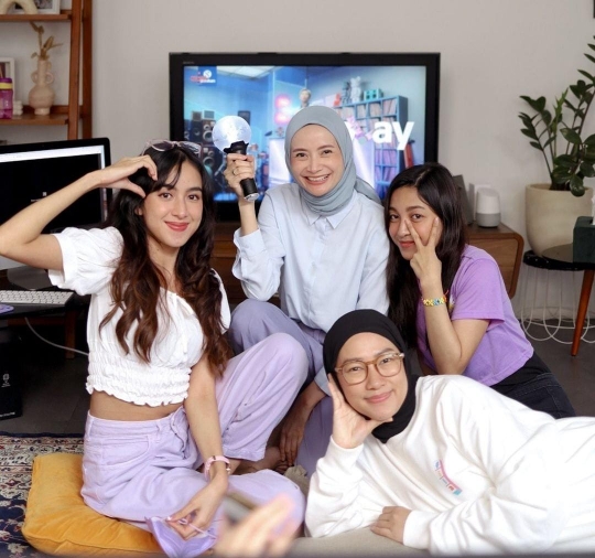 Jarang Tersorot, Ini 5 Potret Dhatu Rembulan Istri Cantik Tria The Changcuters