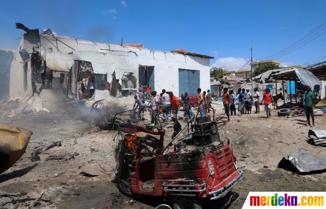 Sebuah tuk tuk hancur akibat ledakan bom mobil di distrik Hamarweyne, Mogadishu, Somalia, pada 12 Januari 2022. Sebuah bom mobil meledak di jalan menuju bandara di Mogadishu. Sedikitnya delapan orang dilaporkan tewas dalam peristiwa itu.