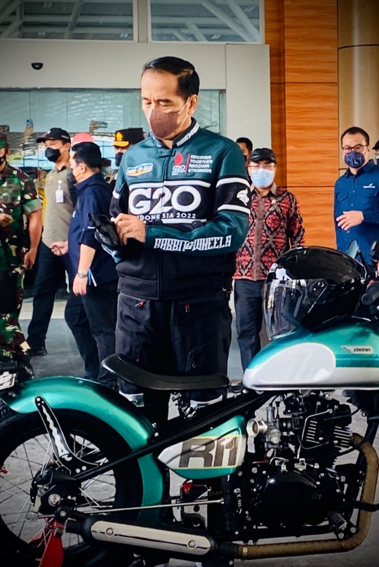 Gaya Jokowi Jajal Jalan Bypass BIL-Mandalika Pakai W175 Custom