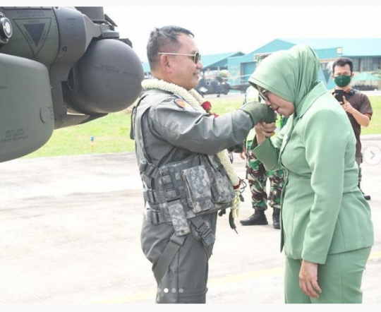 Potret Istri Kasad Dudung Sambut Suami Usai Jajal Heli, Kalungkan Bunga lalu Dicium