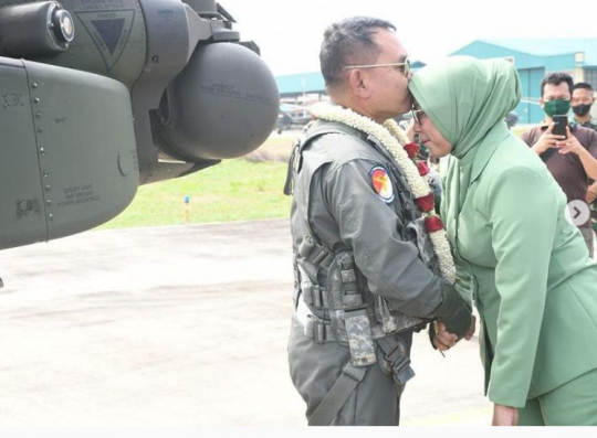 Potret Istri Kasad Dudung Sambut Suami Usai Jajal Heli, Kalungkan Bunga lalu Dicium