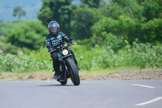 Aksi Jokowi Geber Motor Custom di Jalan Bypass BIL-Mandalika