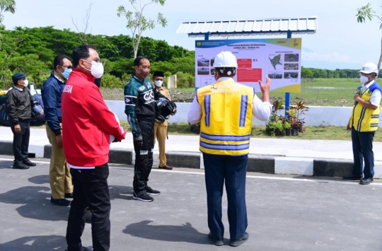 Aksi Jokowi Geber Motor Custom di Jalan Bypass BIL-Mandalika