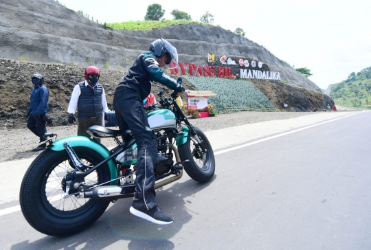 Aksi Jokowi Geber Motor Custom di Jalan Bypass BIL-Mandalika