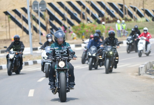 Aksi Jokowi Geber Motor Custom di Jalan Bypass BIL-Mandalika