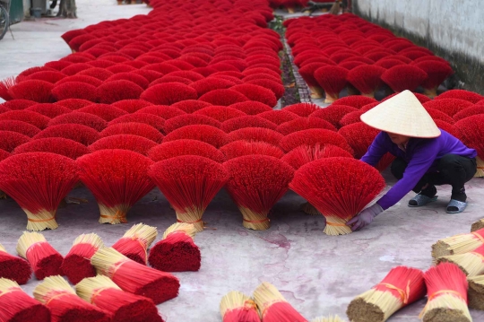 Geliat Perajin Dupa Vietnam Jelang Perayaan Imlek