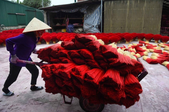 Geliat Perajin Dupa Vietnam Jelang Perayaan Imlek