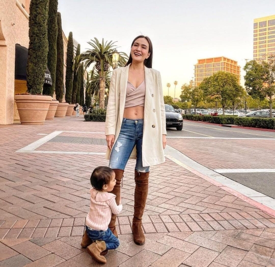 Foto Shandy Aulia Pakai Crop Top saat Liburan di Amerika, Pamer Perut Rata Bikin Iri