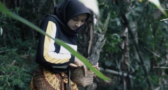Potret Kehidupan Gadis Desa yang Cantik Keturunan Turki Pintar Masak Rebung Bambu