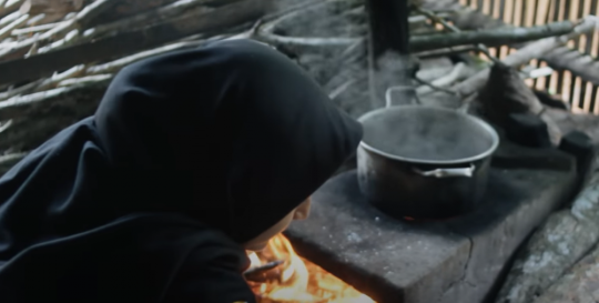 Potret Kehidupan Gadis Desa yang Cantik Keturunan Turki Pintar Masak Rebung Bambu