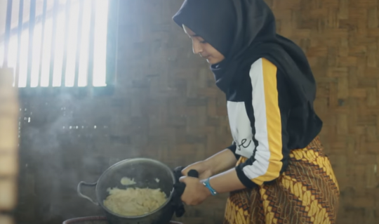 Potret Kehidupan Gadis Desa yang Cantik Keturunan Turki Pintar Masak Rebung Bambu