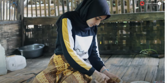 Potret Kehidupan Gadis Desa yang Cantik Keturunan Turki Pintar Masak Rebung Bambu