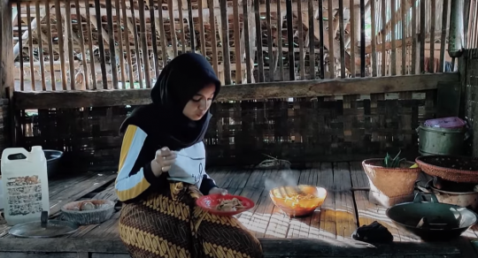 Potret Kehidupan Gadis Desa yang Cantik Keturunan Turki Pintar Masak Rebung Bambu
