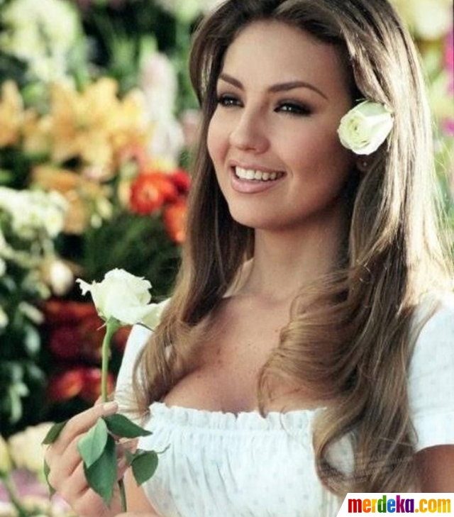 Masih ingat dengan Rosalinda? Tokoh utama di serial telenovela yang bertajuk sama itu dibintangi oleh Thalia. Telenovela itu amat tenar di era 1990-an.