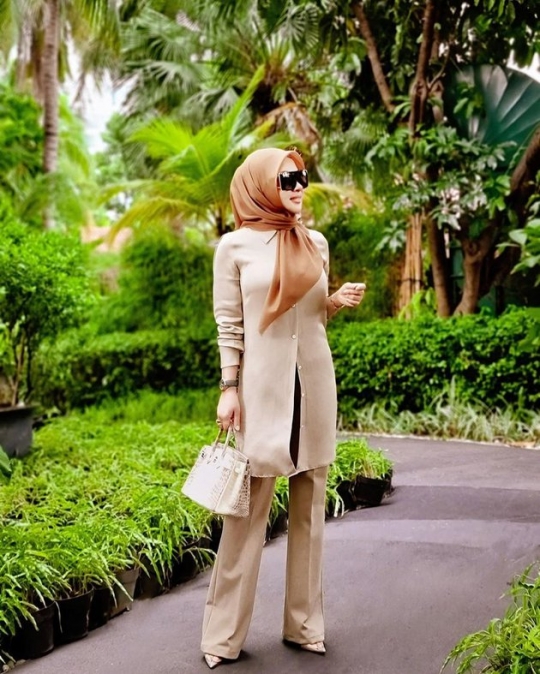 Potret Liburan Syahrini Pakai High Heel Beda Warna Curi Perhatian dari Netizen