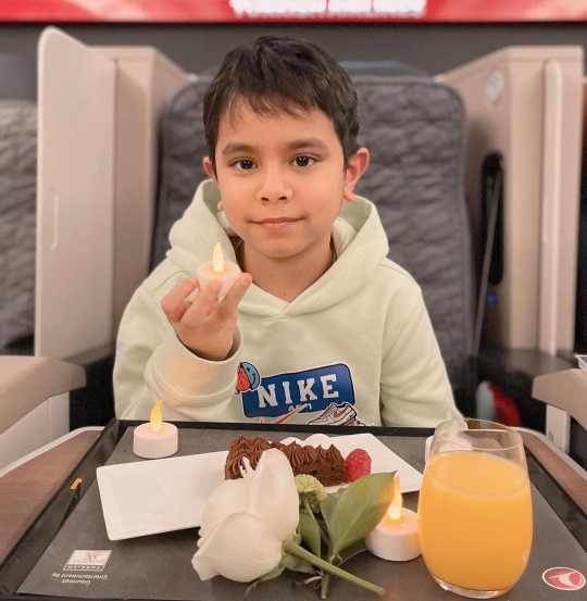 Anak Bungsu Bunga Zainal Rayakan Ulang Tahun di Atas Pesawat, Ini Potretnya