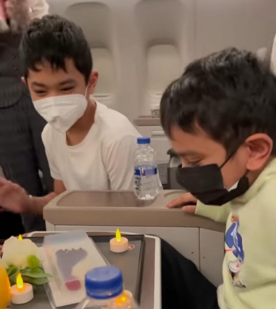 Anak Bungsu Bunga Zainal Rayakan Ulang Tahun di Atas Pesawat, Ini Potretnya
