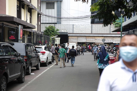 Warga Berhamburan Saat Gempa Magnitudo 6,7 di Jakarta