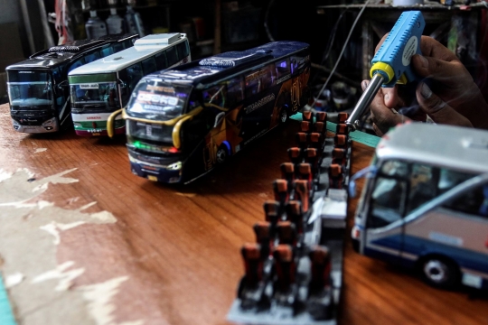 Intip Pembuatan Miniatur Bus di Depok
