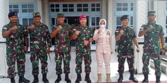 Ketangguhan Wanita PNS di Pangkalan TNI AL Nabire, Curi Perhatian Jenderal Laut