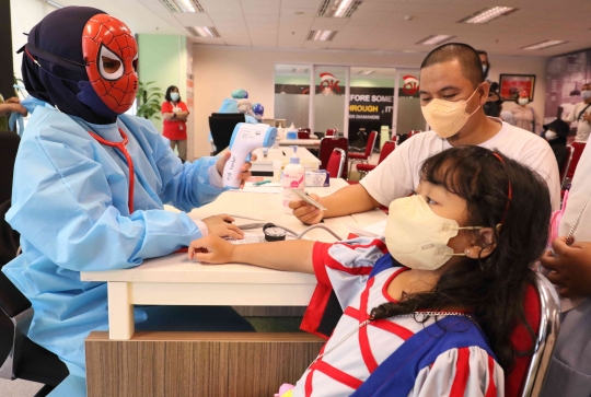 Ketika Superhero Suntikkan Vaksin Covid-19 untuk Anak-Anak