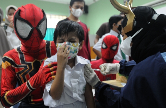 Aksi Spiderman Menghibur Anak-Anak Saat Divaksin