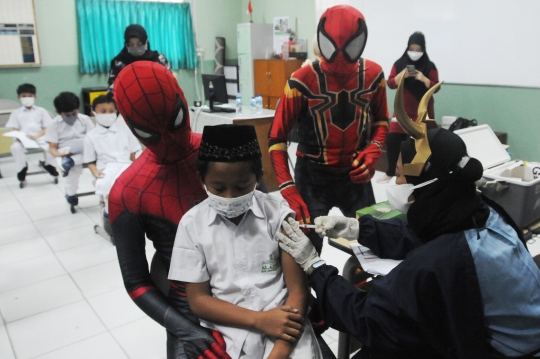 Aksi Spiderman Menghibur Anak-Anak Saat Divaksin