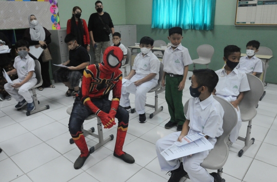 Aksi Spiderman Menghibur Anak-Anak Saat Divaksin