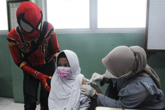 Aksi Spiderman Menghibur Anak-Anak Saat Divaksin