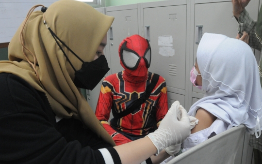 Aksi Spiderman Menghibur Anak-Anak Saat Divaksin