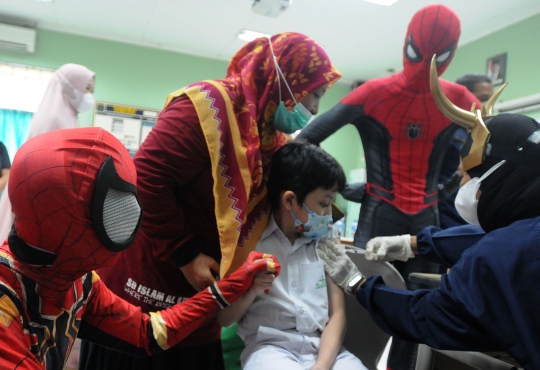 Aksi Spiderman Menghibur Anak-Anak Saat Divaksin