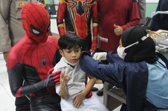 Aksi Spiderman Menghibur Anak-Anak Saat Divaksin