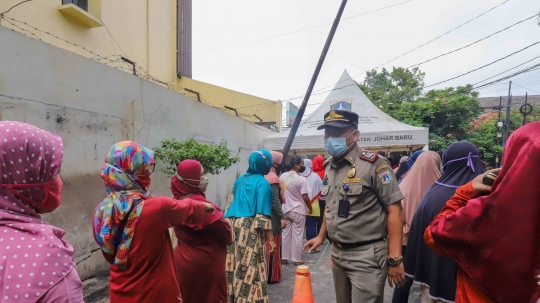 Warga Antre Operasi Pasar Minyak Goreng Murah di Johan Baru