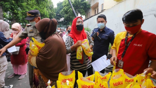 Warga Antre Operasi Pasar Minyak Goreng Murah di Johan Baru