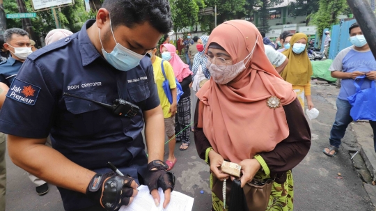 Warga Antre Operasi Pasar Minyak Goreng Murah di Johan Baru