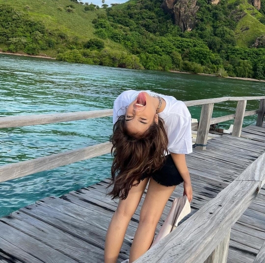 Potret Fuji di Labuan Bajo, Cantik Banget dengan Gaya Simple tapi Kece