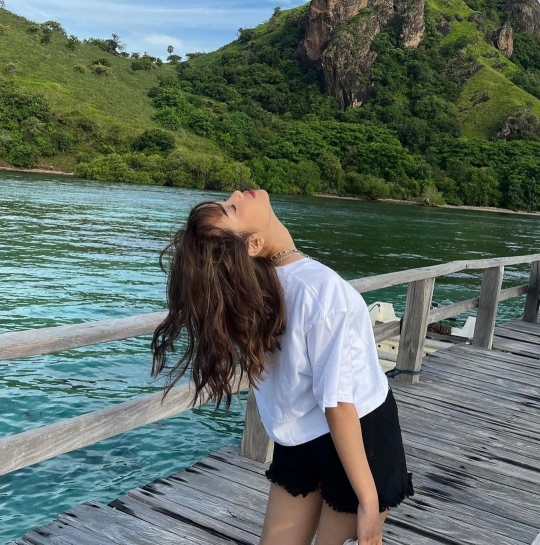 Potret Fuji di Labuan Bajo, Cantik Banget dengan Gaya Simple tapi Kece