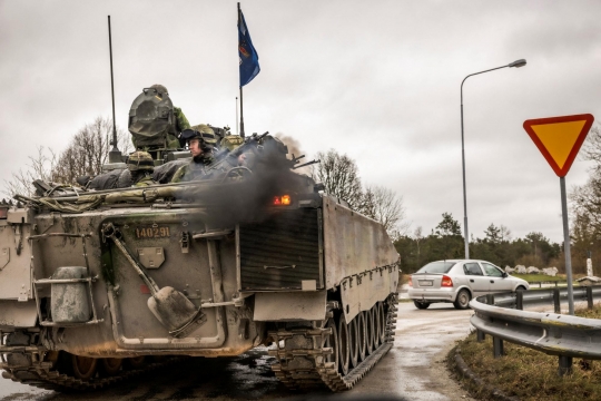 Patroli Tank Swedia di Tengah Ketegangan Rusia-Ukraina