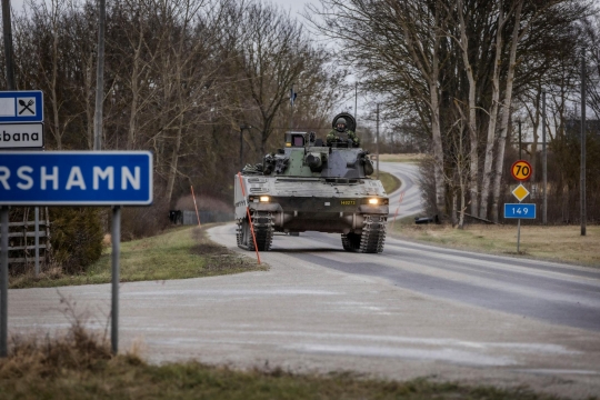 Patroli Tank Swedia di Tengah Ketegangan Rusia-Ukraina