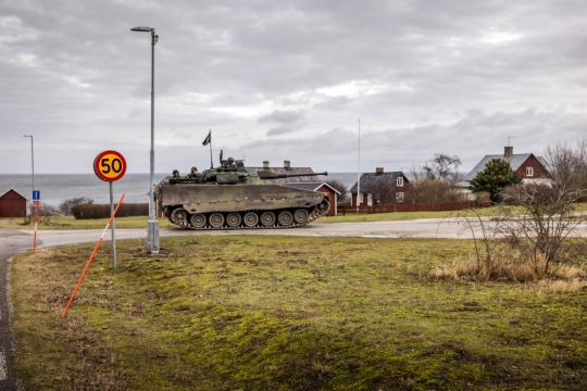 Patroli Tank Swedia di Tengah Ketegangan Rusia-Ukraina