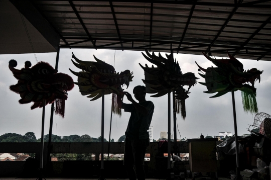 Geliat Pembuatan Barongsai dan Liong di Kota Hujan