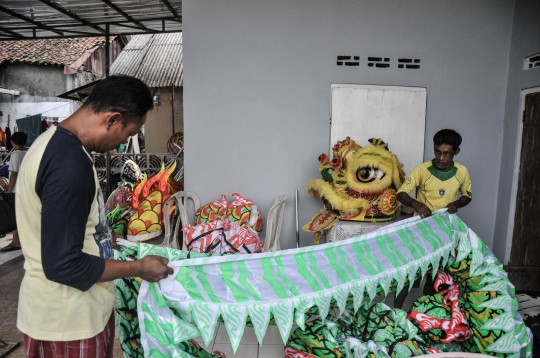 Geliat Pembuatan Barongsai dan Liong di Kota Hujan